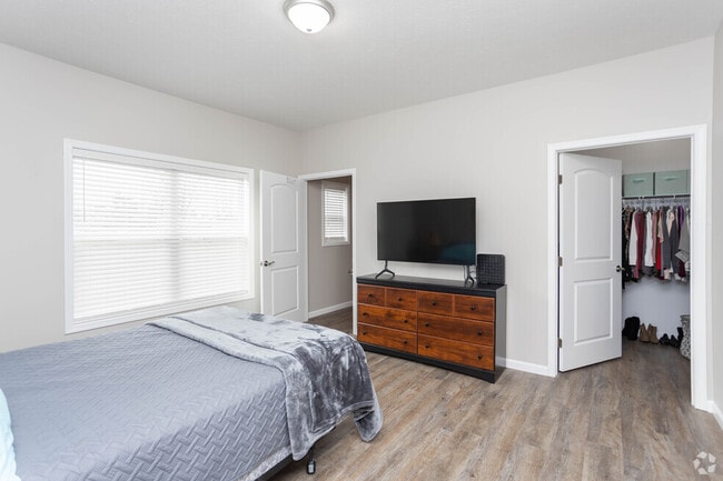 Master Bedroom w/Walk-In Closet - Brandon Woods Townhomes