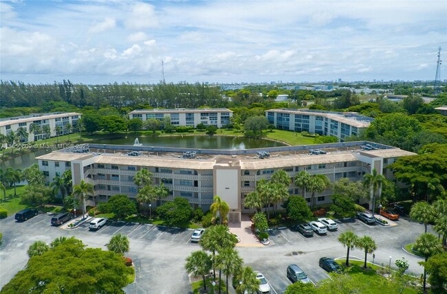 Building Photo - 1902 Bermuda Cir Unit J4 Rental