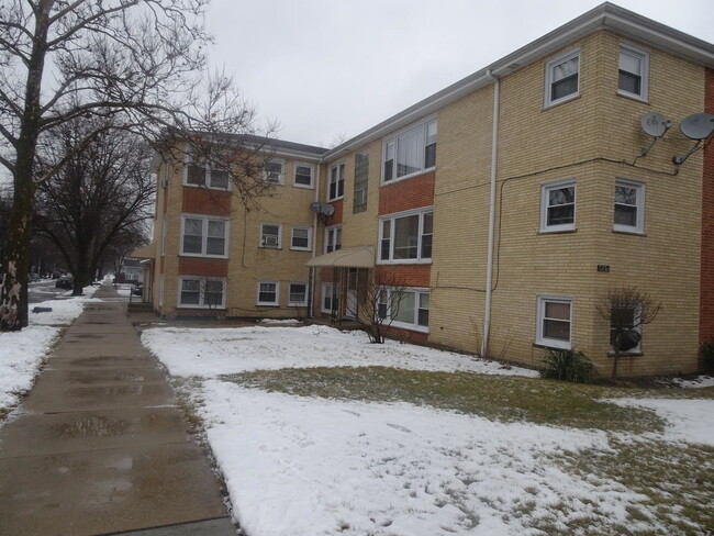 Building Photo - 7256 W Belmont Ave Unit 2N Rental