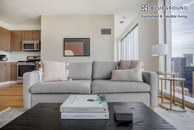 Photo - 340 E North Water St Unidad SI FL42-ID998