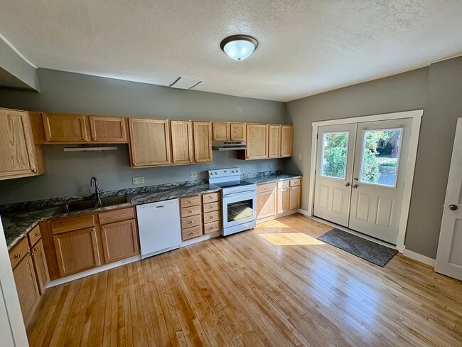 Photo - 460 Lincoln Ave