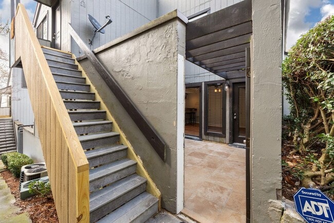 Photo - 3350 Altamont Rd S