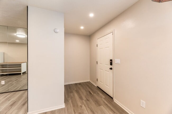 Photo - 4517 1175 W