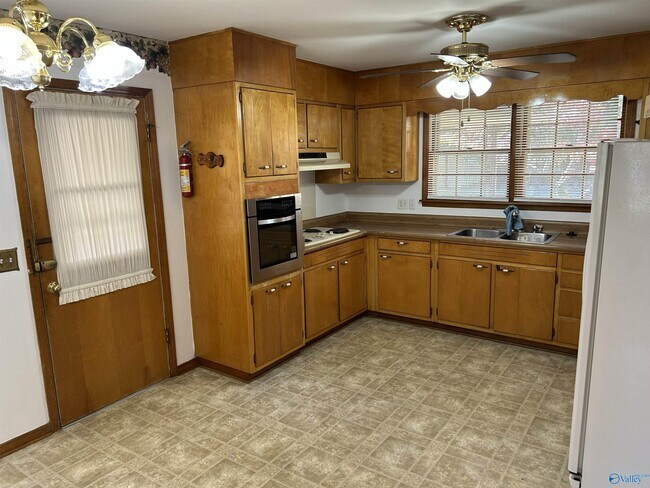 Photo - 1115 Hewitt St NW