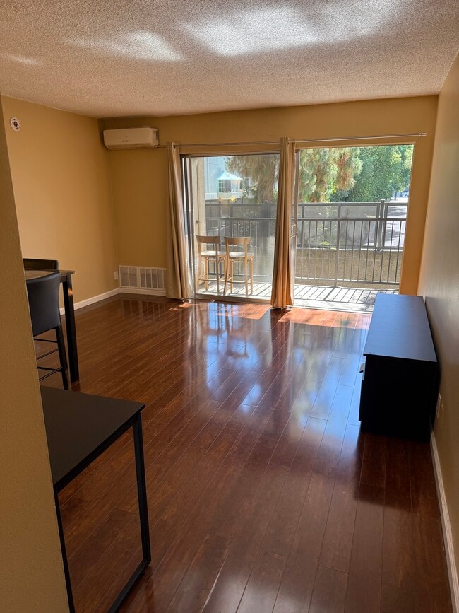Photo - 15344 Weddington St Unidad 108 Rental