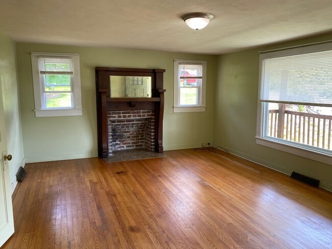 Photo - Woodfin - 1920's Cottage