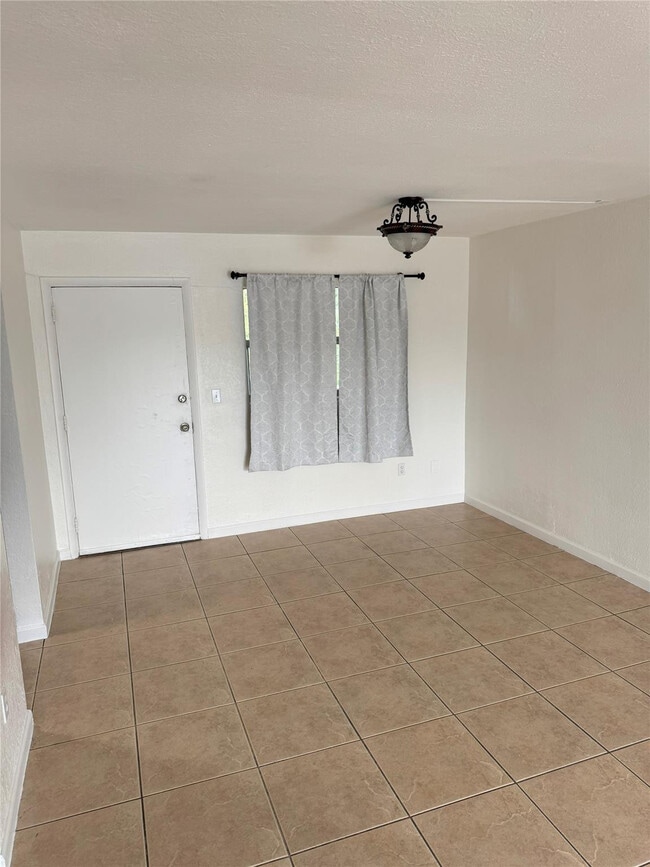 Photo - 770 NE 128th St Unidad 301