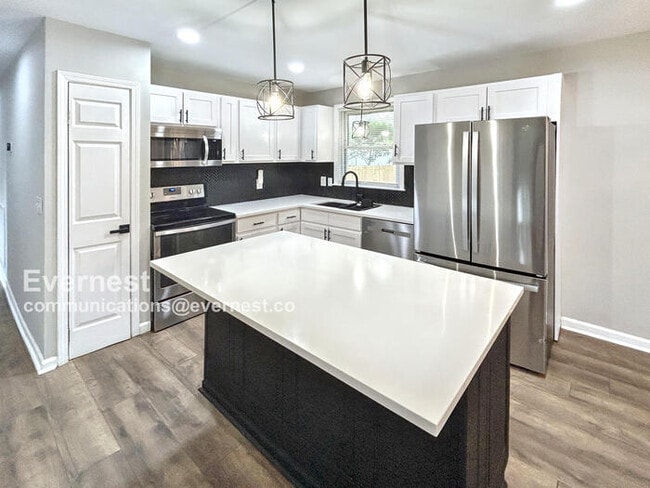 Photo - 600 Maclaurin Ct