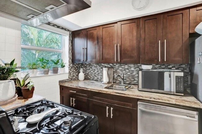 Building Photo - 10076 E Bay Harbor Dr Unit 76D