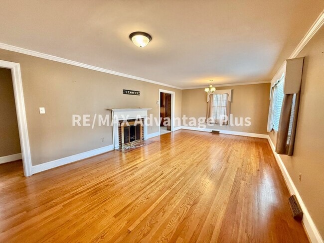 Photo - Very Spacious Home with 2 beds/2 baths and a bonus room, close to Charlotte Courthouse