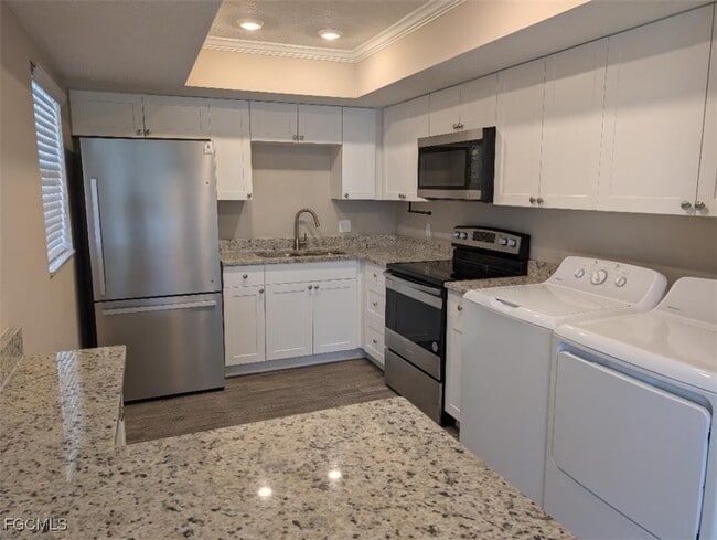 Building Photo - 3705 SE 9th Pl Unit 3