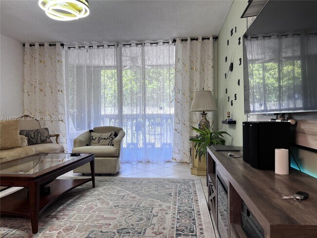 Building Photo - 320 NE 12th Ave Unit 304