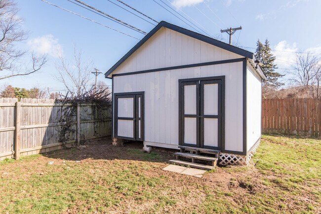 Photo - 3381 Holwyn Rd