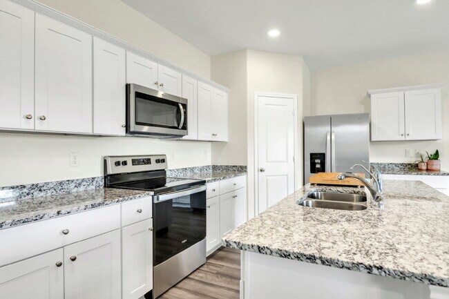 Photo - "Spacious 4-Bedroom Retreat with Granite Elegance in San Antonio!"