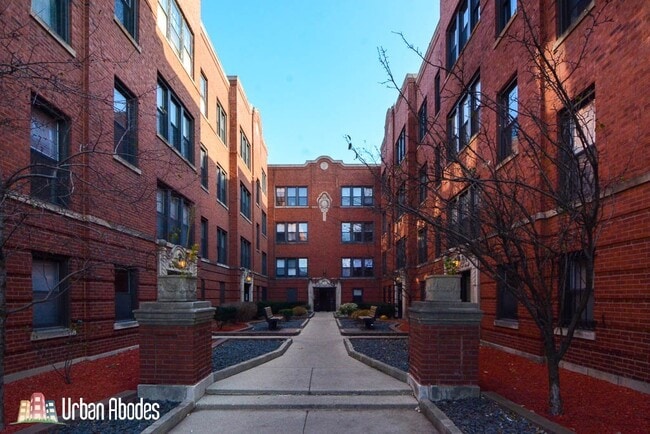 Building Photo - 3523 N Racine Ave Unit A07C