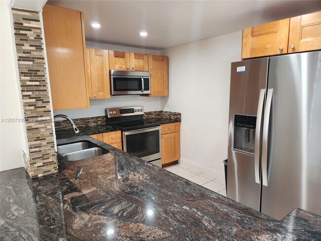 Building Photo - 4384 NW 9th Ave Unit 19-1D