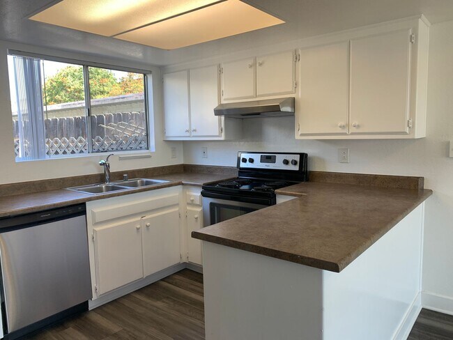 Photo - 2 bedroom, 1.5 bath townhouse - Take a Look!