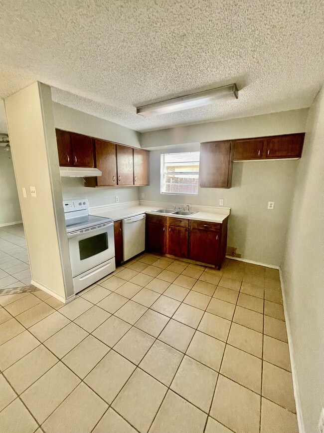 Building Photo - 909 NW Summercrest Blvd