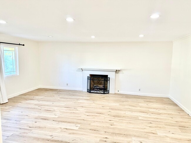2121 Mignon Way