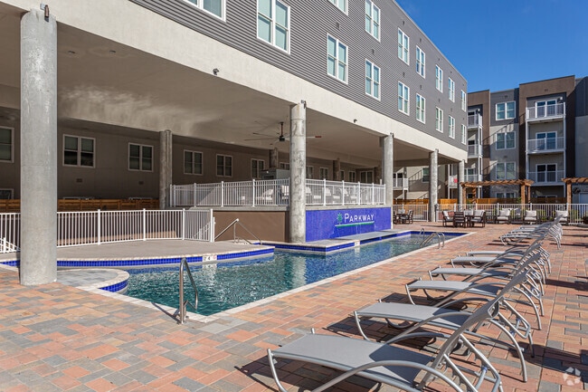 Patio con piscina - Parkway Apartments