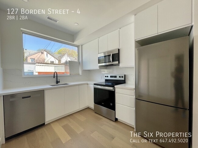 Building Photo - Brand New 2 Bed 1.5 Bath Coach House in Downtown Toronto Unit 4