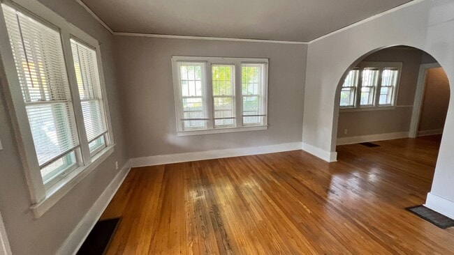Photo - 715 Barnett St NE