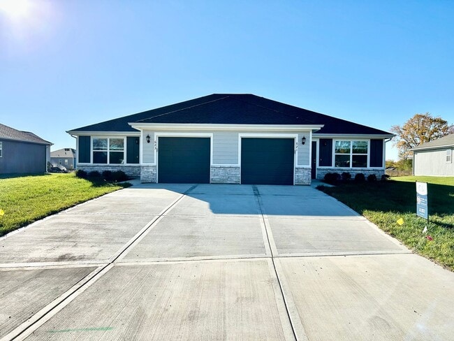 Building Photo - 621-623 Unit 621 Fall Meadow