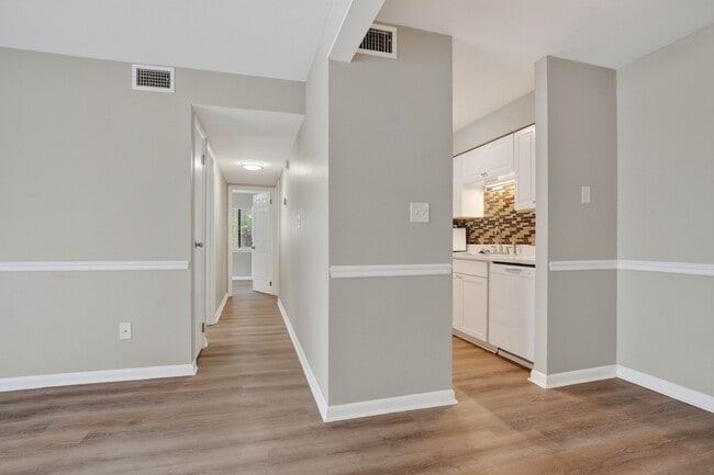 Building Photo - 950 Forestbrook Rd Unit D1