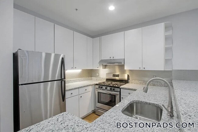 Building Photo - 140 Boylston St Rental