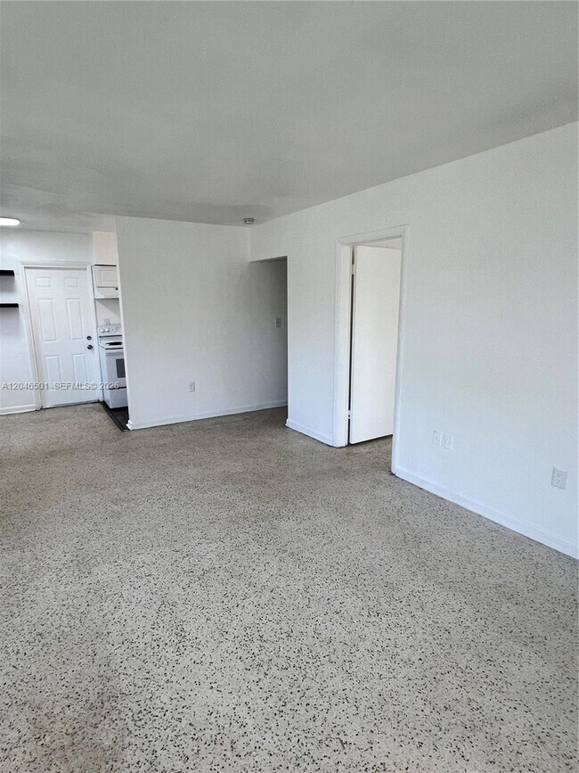 Photo - 1946 NE 167th St Unidad 1