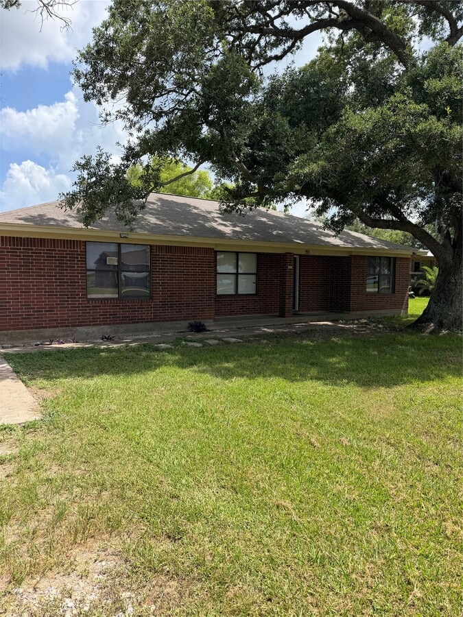 Photo - 151 Country Oaks St