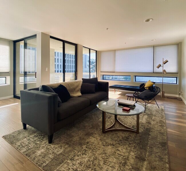 Light filled living area and balcony offering DTLA skyline views - 121 S Hope St Unit 326