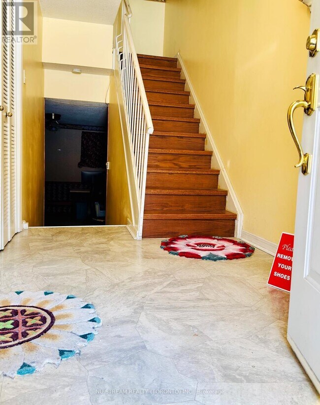 Photo - 653-653 Village Pkwy