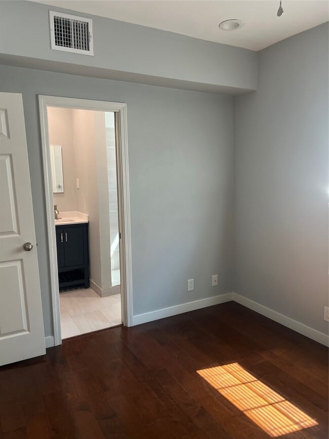 Building Photo - 2812 Live Oak St Rental