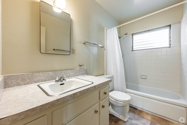 1BR, 1BA - 725SF - Bathroom - Foothill Terrace