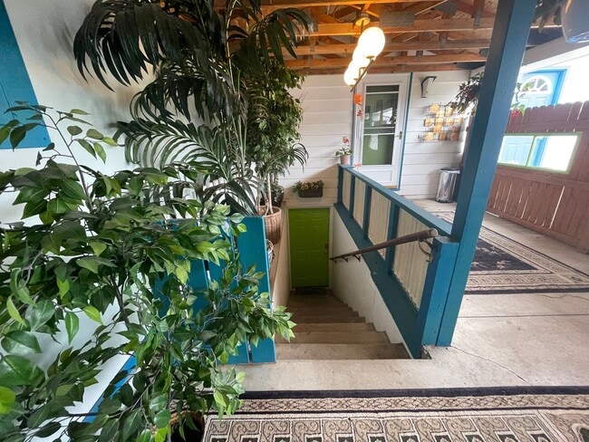 Building Photo - Comfortable & Quiet Garden-Level Apartment...