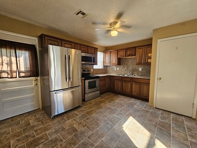 Photo - (2) Bed/(1) Bath Avail NOW!