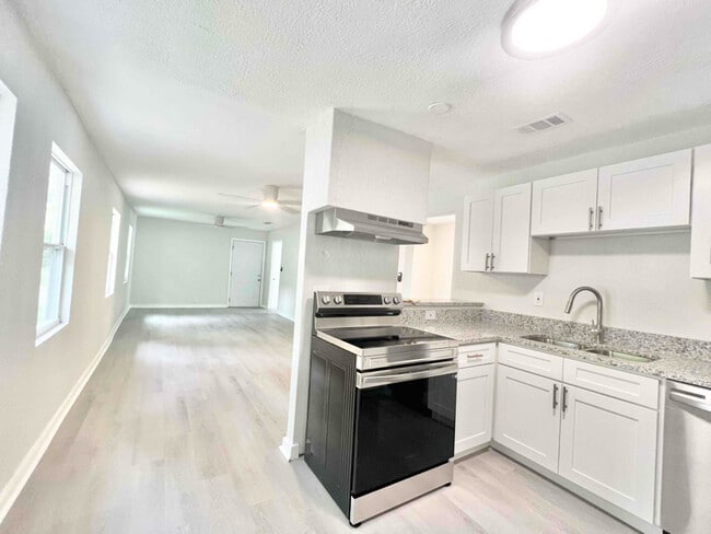 Photo - 960 18th St S