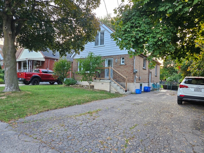 Building Photo - Amazing 2 BED 1 BATH BASEMENT Unit Basement  door- right side of house