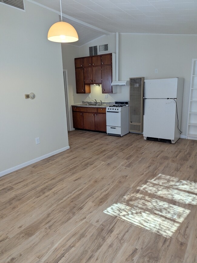 Photo - 635 E Grove Ave