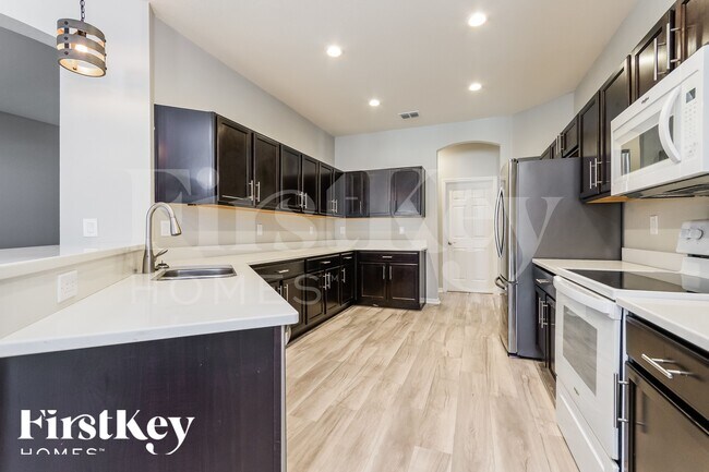 Photo - 533 Interlock St