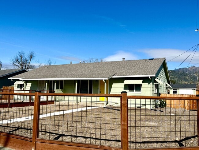 Building Photo - Charming single-level unit duplex near downtown Calistoga!