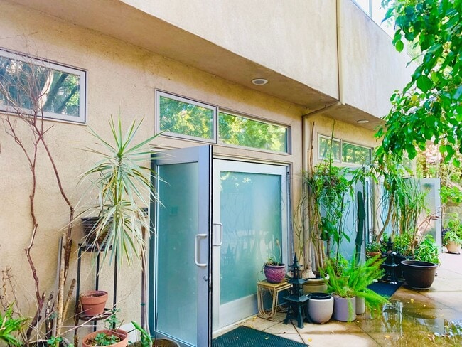 Building Photo - Home-Sweet-Home Vibe in Harper Ave! Unit 749 N. Harper Ave. - A