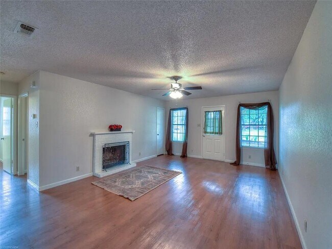 Photo - 601 Algerita Dr
