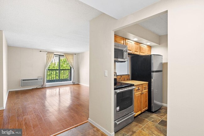 Building Photo - 200-10-210 Lombard St Unit 533
