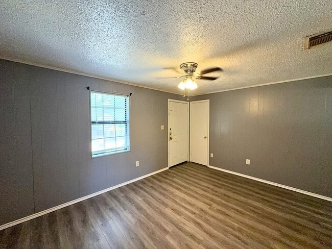 Photo - 1613 Voirin Rd
