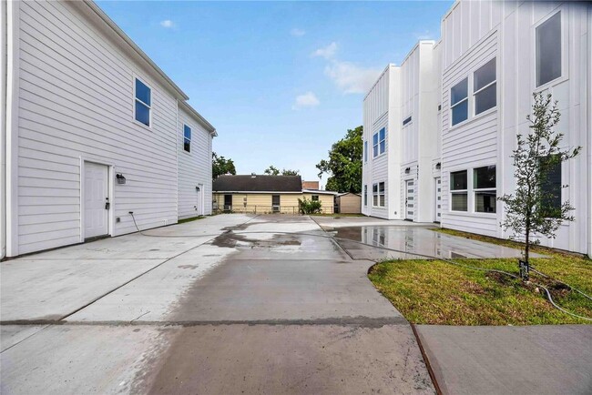 Building Photo - 4357 Elmwood St Unit B