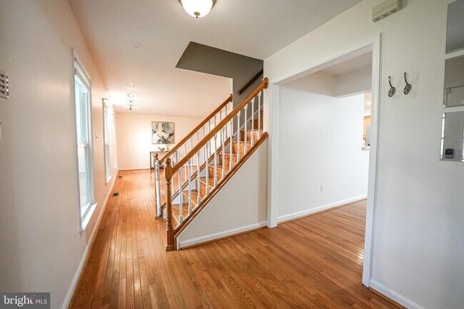 Photo - 4230 Avon Dr House