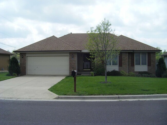 3 bedroom 2 bath 2 car garage - south side... - 3 bedroom 2 bath 2 car garage - south side... House