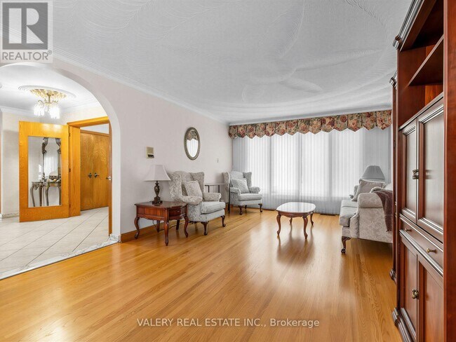 Photo - 370 Maple Leaf Dr